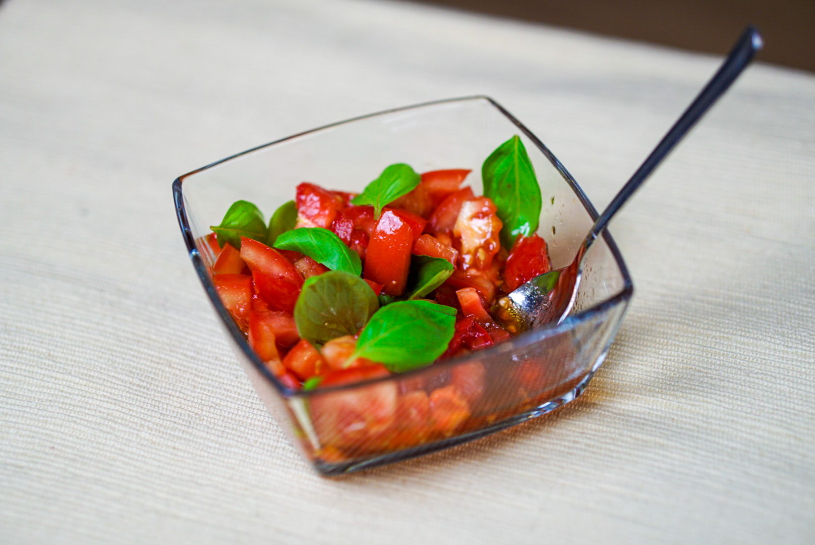 Tomaten-Basilikum-Salat - SMARTh Fit me