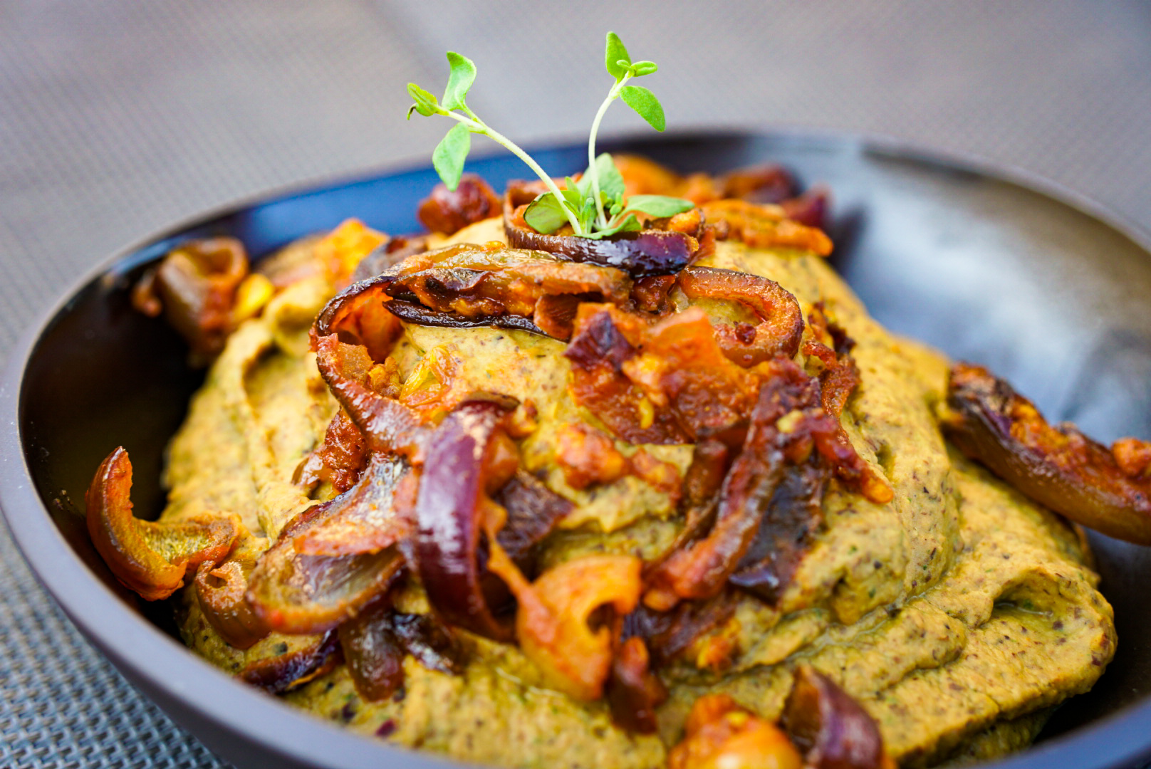 SMARTher Thymian-Bohnen-Hummus auf Rucola-Bett mit Champignons - SMARTh ...